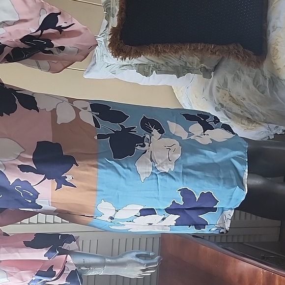 Taylor - Picture 2 of 6